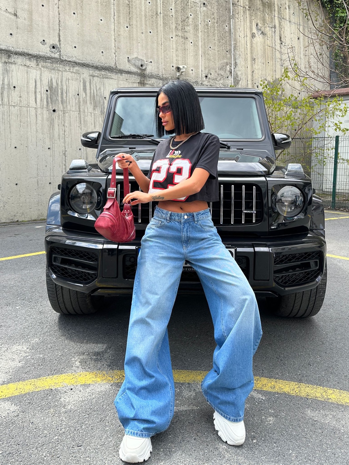Mercedes G63 AMG önünde model — kampanya çekimi