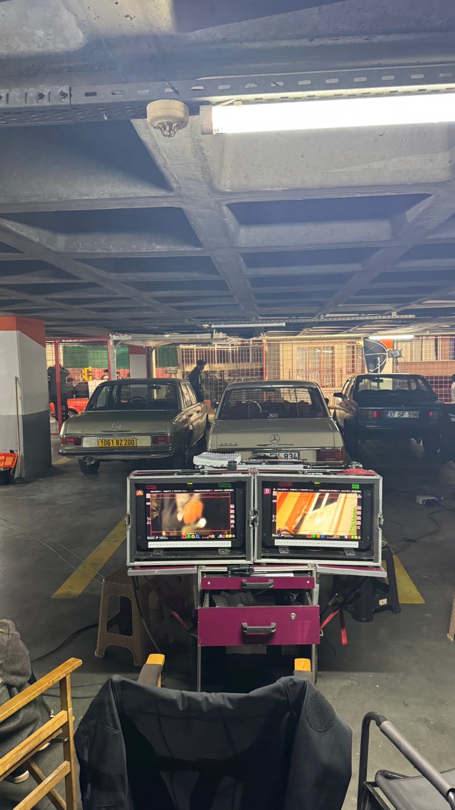 Klasik Mercedes filosu — prodüksiyon garajı, set arkası