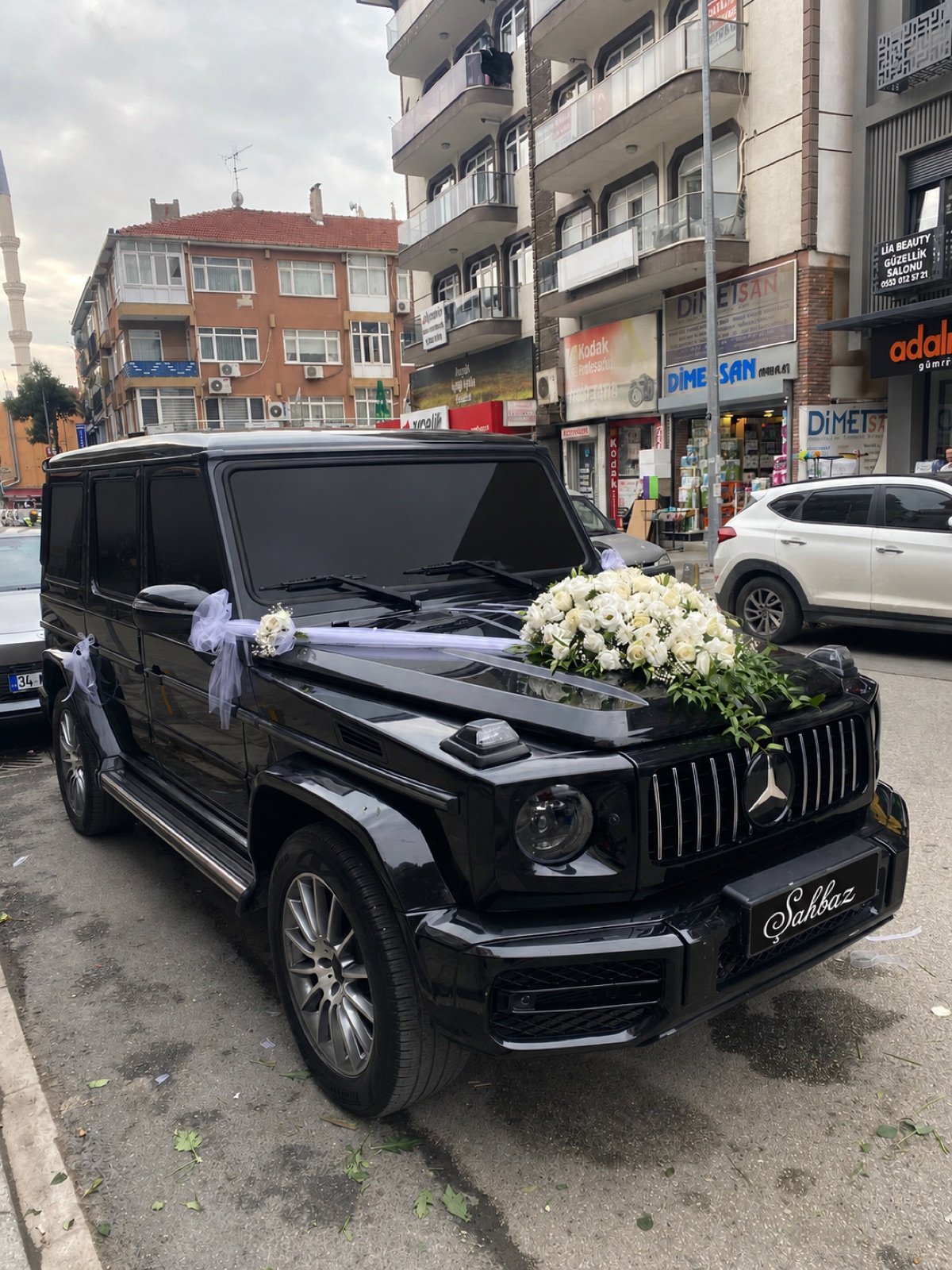 Mercedes G63 gelin arabası — çiçekli süsleme